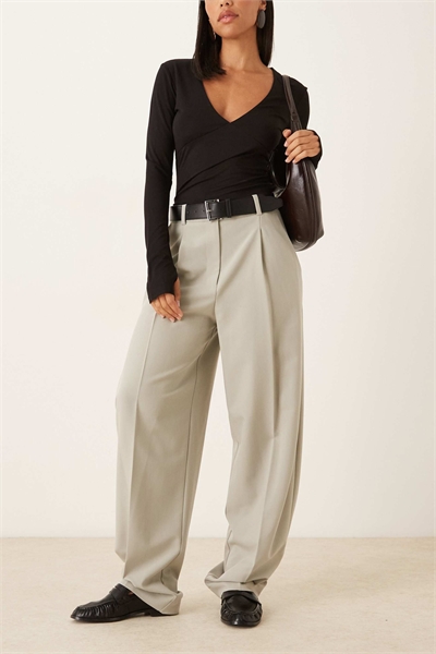 Брюки-бочонки с боковыми складками, сшитые по фигуре артикул 149051867