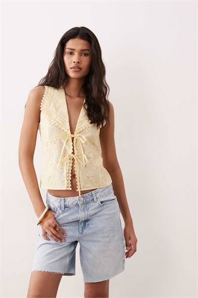 Майка с вышитым завязывающимся вырезом цвета «бутермилк» артикул 152155021