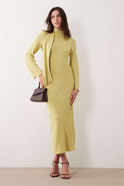 Макси-платье с высоким воротником и шарфом артикул 155119502