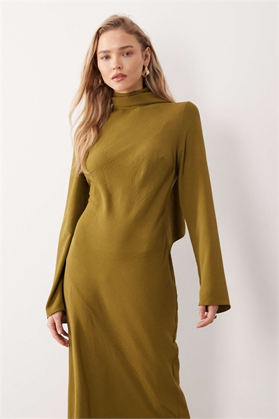 Макси-платье с высоким воротником и шарфом артикул 154278586