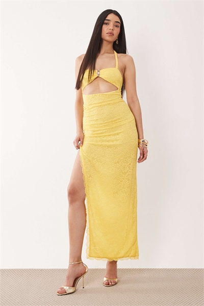 Желтое макси-платье с кружевом, завязками за шеей, металлическими элементами и ажурными вырезами артикул 154951927