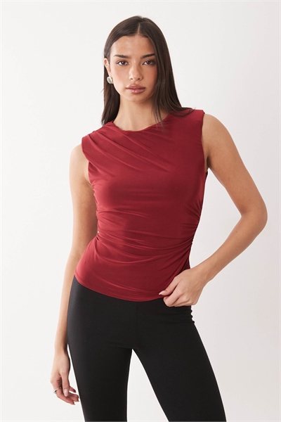 Обтягивающая майка с плечевыми накладками ягодного цвета артикул 155811853