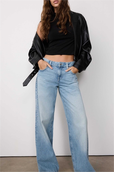 Джинсы с низкой посадкой и широкими брючинами, украшенные звездочкой, из перекрашенного в синий цвет денима артикул 156370295