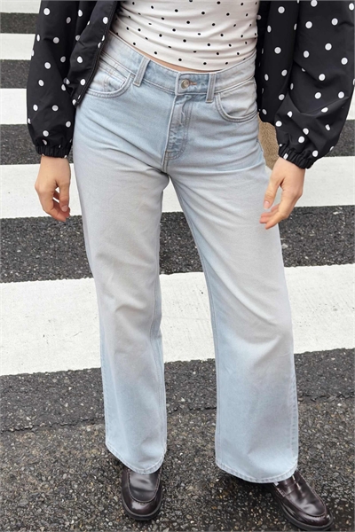 Джинсы прямого кроя с широкими брючинами светло-голубого цвета артикул 156163086