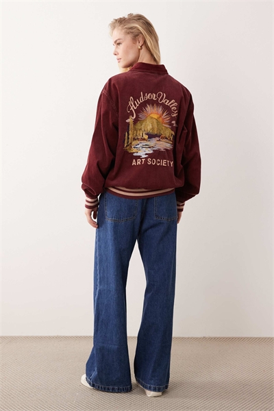 Бомбер с подкладкой и вышивкой на спине, выполненный из вымытого красного вельвета артикул 152230940