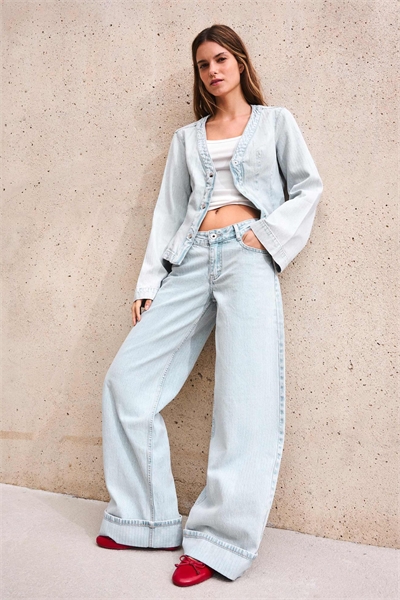 Джинсы с низкой посадкой, широкими брючинами и отворотами, светло-голубого цвета артикул 156383755