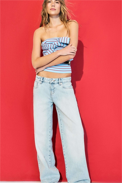 Низкопосадные джинсы прямого кроя с карманами, украшенными заклепками, из перекрашенного в синий цвет денима артикул 156440860