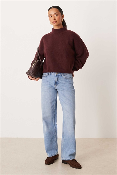 Джинсы с низкой талией и прямыми брючинами артикул 152323149