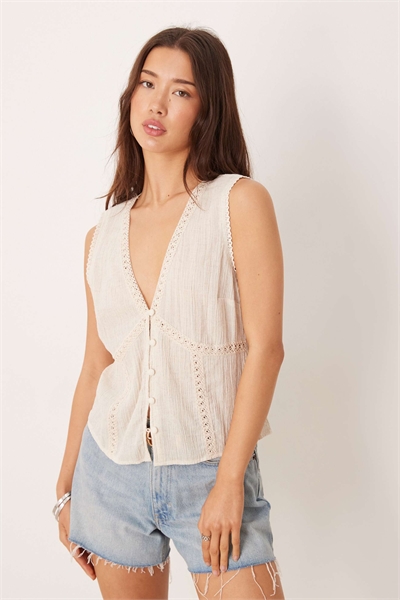 Жилет с кружевной отделкой кремового цвета артикул 152232149
