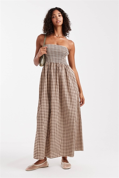 Платье-миди с бандо и сборками в клетку, коричневого цвета артикул 147694072