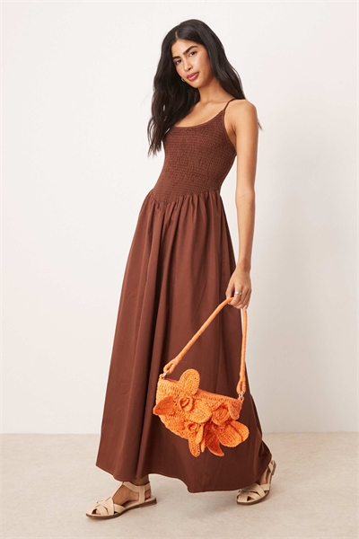 Макси-сарафан с волнистым подолом, круглым вырезом и перекрещивающейся спинкой, шоколадного цвета артикул 147790500
