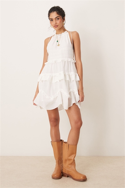 Мини-сарафан на бретелях с оборками и складками артикул 141188322