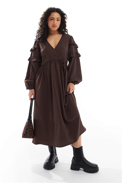 Платье-смук средней длины с рукавами-воланами коричневого цвета артикул 139984725