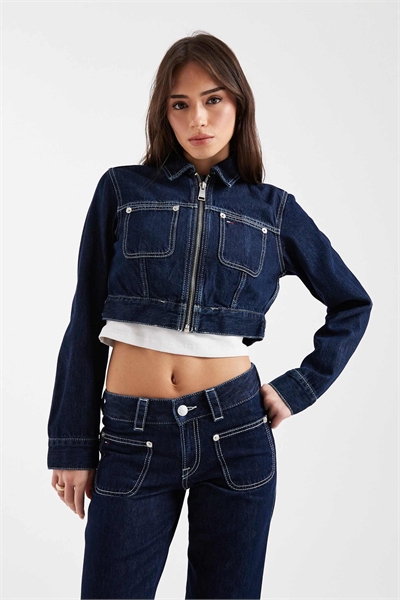 Комплект из укороченной джинсовой куртки и брюк темно-синего оттенка артикул 154159538