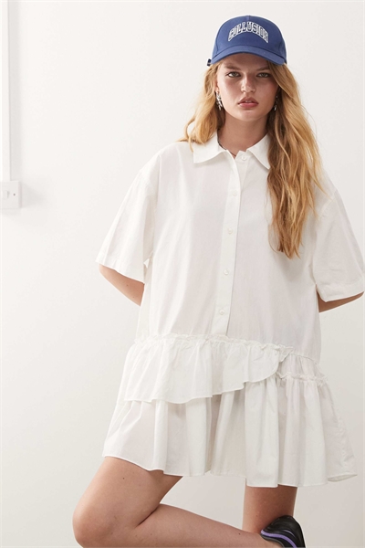 Платье-рубашка с короткими рукавами и ступенчатым подолом артикул 146737415