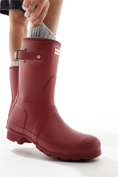 Оригинальные короткие резиновые сапожки красного цвета артикул 133889485