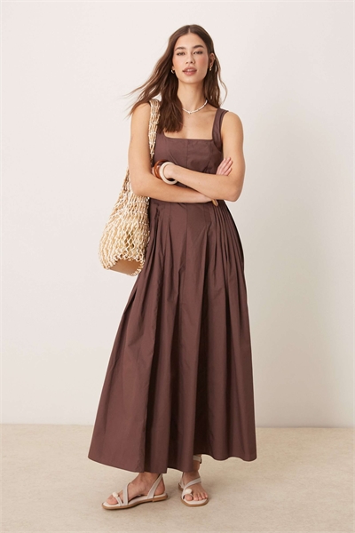 Летнее платье средней длины с круглым вырезом и складками на талии, шоколадного цвета артикул 141307922