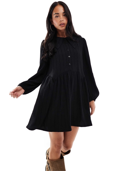 Мини-платье-смук с фактурным воротником артикул 149516772