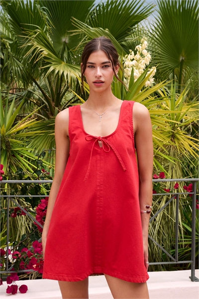 Мини-платье из денима с вырезом и бантиком спереди, красного цвета артикул 143485497