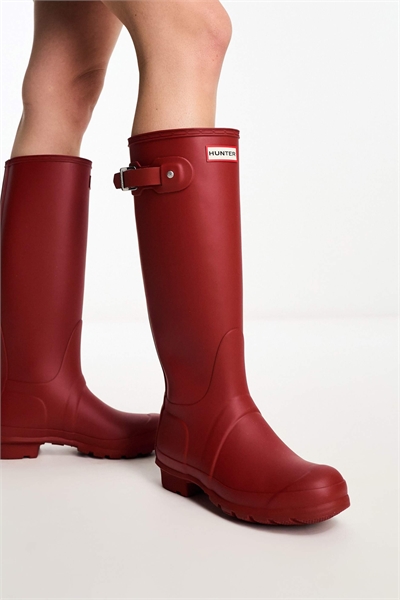 Оригинальные высокие резиновые сапоги красного цвета артикул 132827336