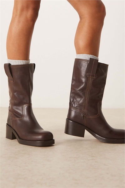 Ботинки-тракеры Caspia из кожи премиум-класса, шоколадного цвета артикул 147328700