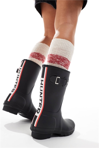 Оригинальные короткие резиновые сапоги с трёхцветным логотипом, чёрного цвета артикул 136588071