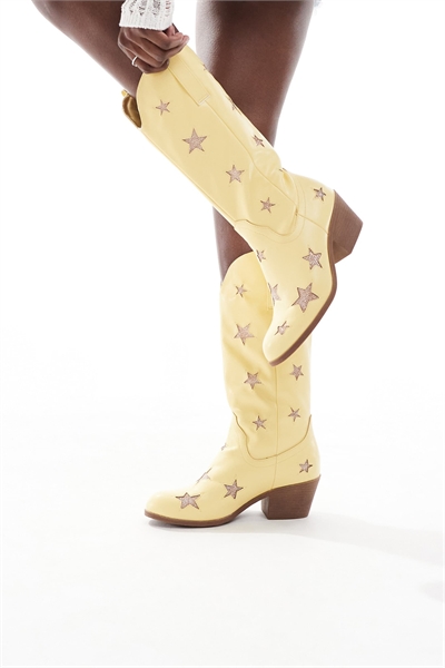 Звездные ковбойские сапоги желтого цвета артикул 141703842