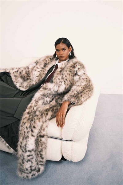 Длинное пальто из искусственного меха без воротника артикул 147903282