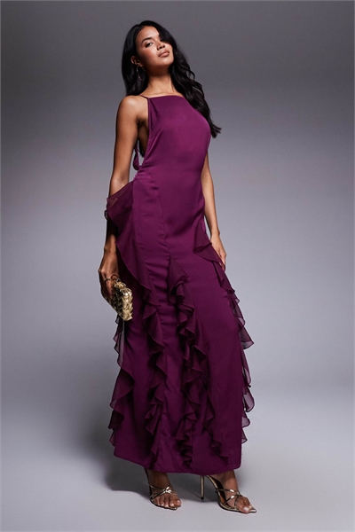 Макси-платье с высоким воротником из атласа и открытой спиной, украшенное оборками из шифона, сливового цвета артикул 148522618