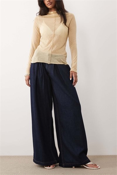 Джинсы с широкими брючинами и складками, оттенок «ринс» артикул 153754269