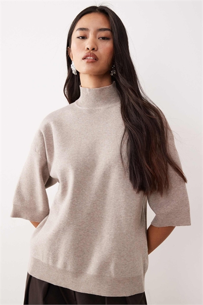 Свитер с высоким воротником и укороченными рукавами артикул 151417353