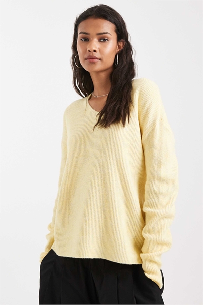 Свободный свитер с V-образным вырезом артикул 152906705