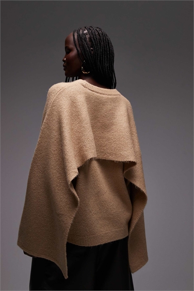 Пушистый свитер с накидкой сзади артикул 155035758