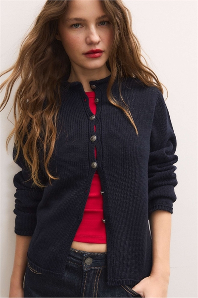 Вязаный кардиган с воротником-стойкой темно-синего цвета артикул 155941058