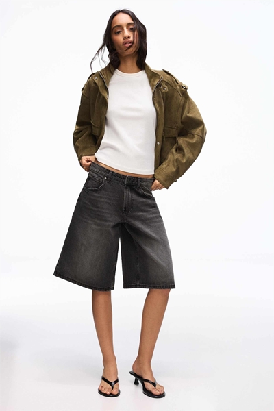 Шорты-бермуды из джинсовой ткани свободного кроя черного цвета артикул 156237849