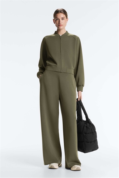 Брюки с прямыми брючинами в полоску из мягкого на ощупь модала цвета хаки артикул 155983271