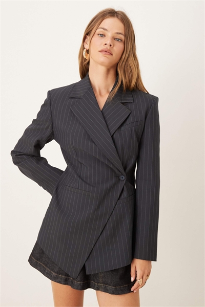 Блейзер с зауженной талией и асимметричным подолом артикул 147473523