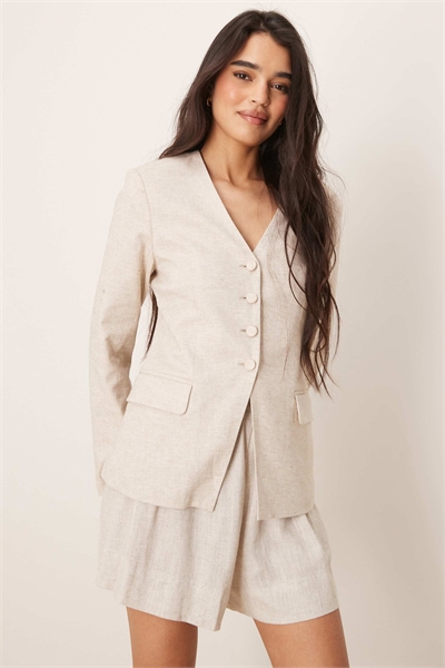 Льняной блейзер без воротника с зауженной линией артикул 141415844