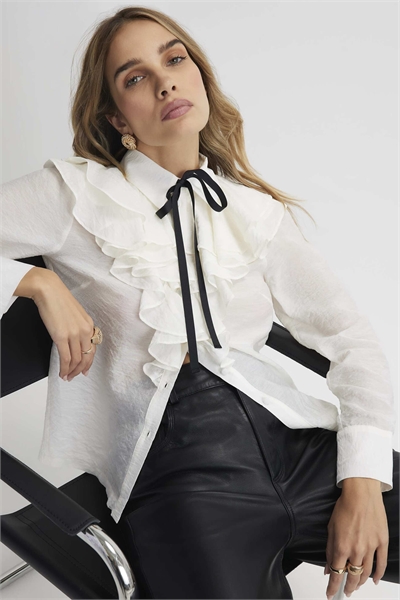 Блузка с воланами и завязками на шее, белого цвета артикул 156044921