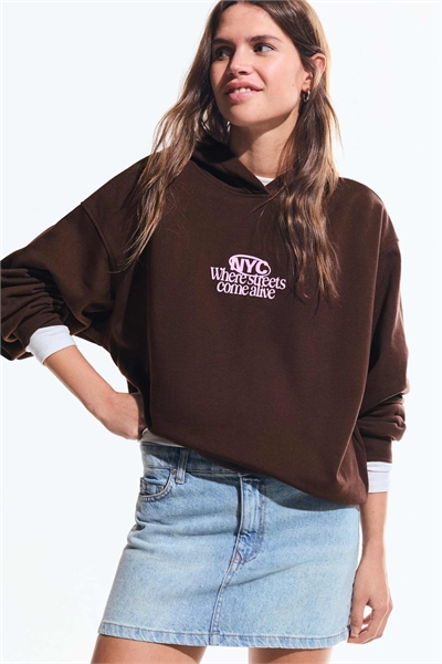 Толстовка с принтом коричневого цвета артикул 156110580