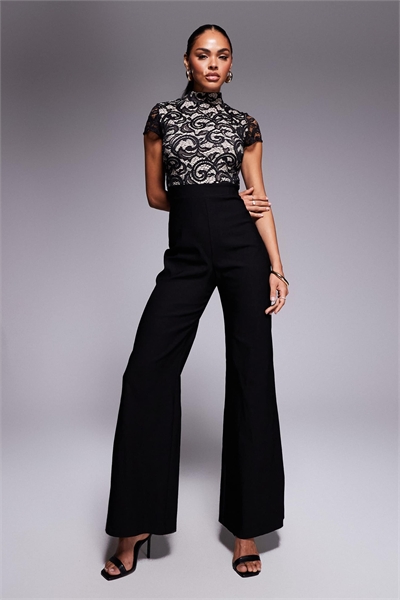 Комбинезон с высоким воротником, широкими брючинами и кружевной накладкой из бенгалина артикул 150174873