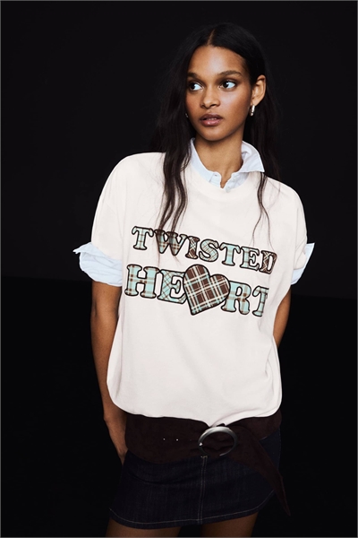 Футболка с короткими рукавами и нашивкой, белого цвета артикул 156110646