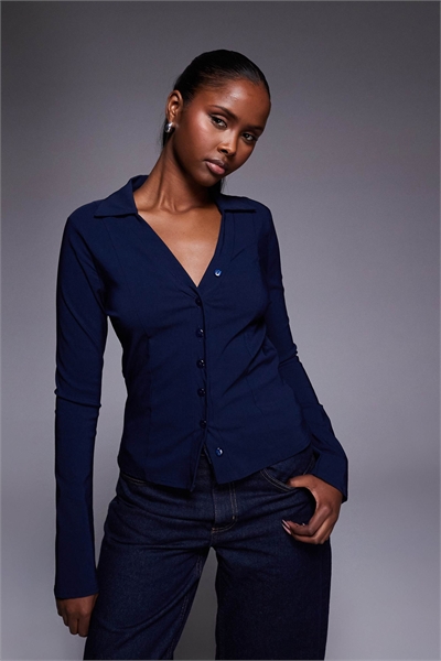 Эксклюзивная приталенная рубашка из бенгалина с расклешенными рукавами артикул 152835417