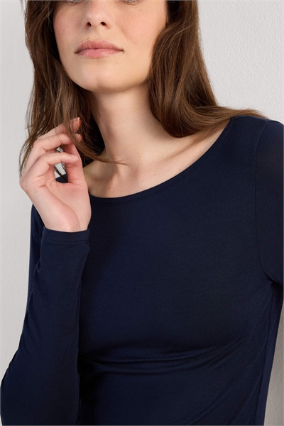 Топ из микромодала с длинными рукавами и лодочным вырезом артикул 154060380