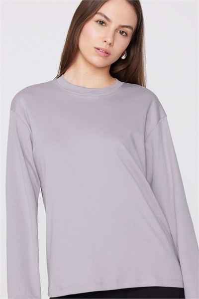 Хлопковая футболка средней плотности с длинным рукавом цвета «светлое облако» артикул 156300962