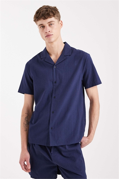 Пляжная рубашка с короткими рукавами из ткани «сирсакер» темно-синего цвета артикул 153085336