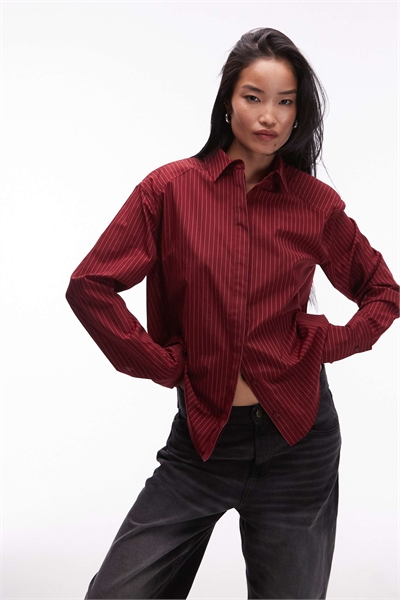 Рубашка с загнутым подолом и плечевыми накладками артикул 149888273