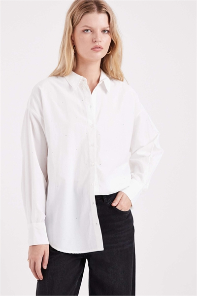 Стильная рубашка свободного кроя с украшением из страз по всей поверхности артикул 150747265