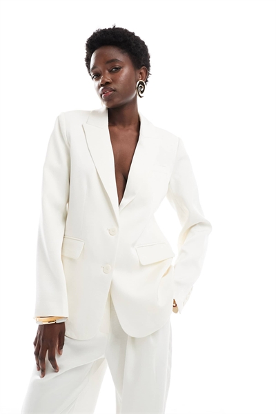 Комплект из атласного блейзера и брюк кремового цвета артикул 143823047