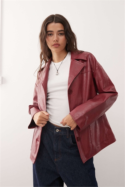 Блейзер прямого кроя под кожу вишнево-красного цвета артикул 144136564